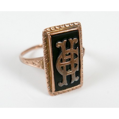 27 - A small group of jewellery, comprising a Victorian 9ct rose gold panel ring, with applied initials, ... 