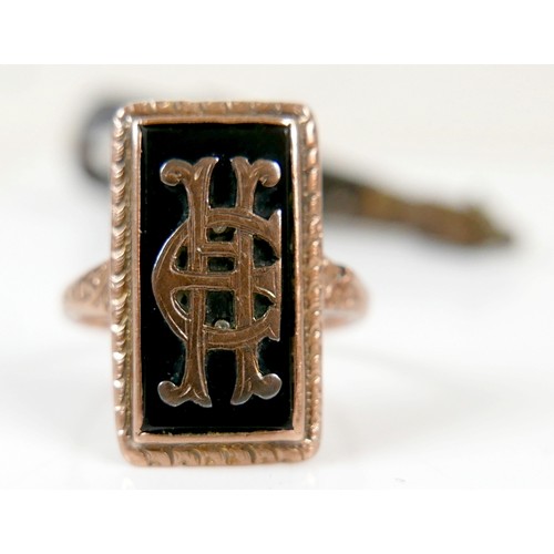 27 - A small group of jewellery, comprising a Victorian 9ct rose gold panel ring, with applied initials, ... 
