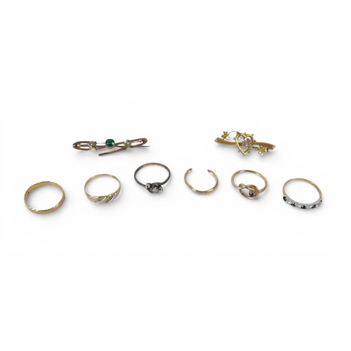 34 - Six rings and two brooches, comprising: 18ct and two diamond ring (lacking third stone) 2.0g size O,... 
