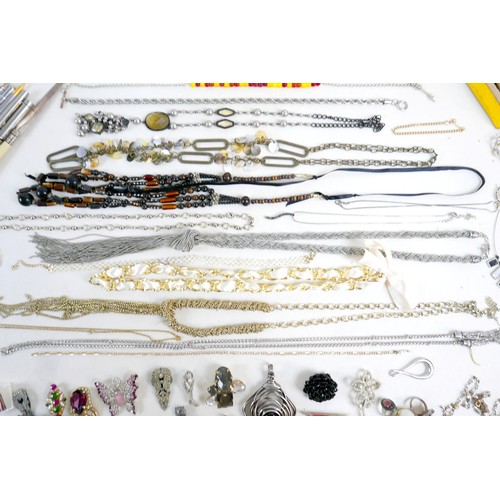 37 - A collection of mixed silver jewellery, approx 2.8 toz, together with a collection of assorted costu... 