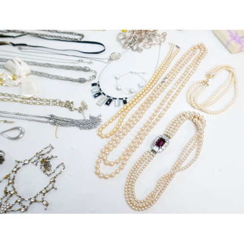 37 - A collection of mixed silver jewellery, approx 2.8 toz, together with a collection of assorted costu... 