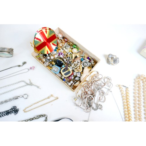 37 - A collection of mixed silver jewellery, approx 2.8 toz, together with a collection of assorted costu... 