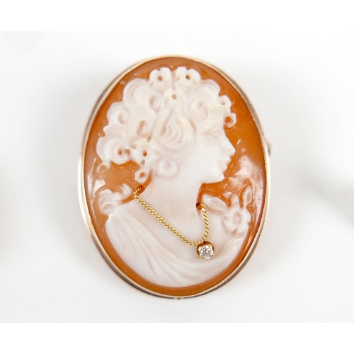 42 - A group of 9ct gold jewellery, including a cameo brooch inset with a single diamond, 2.2 by 2.5cm, 3... 