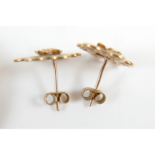 42 - A group of 9ct gold jewellery, including a cameo brooch inset with a single diamond, 2.2 by 2.5cm, 3... 