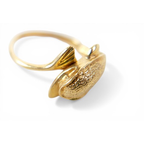 51 - A gold dolphin ring, with indistinct markings, size M, 4.0g.