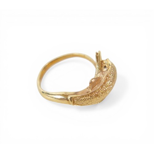 51 - A gold dolphin ring, with indistinct markings, size M, 4.0g.