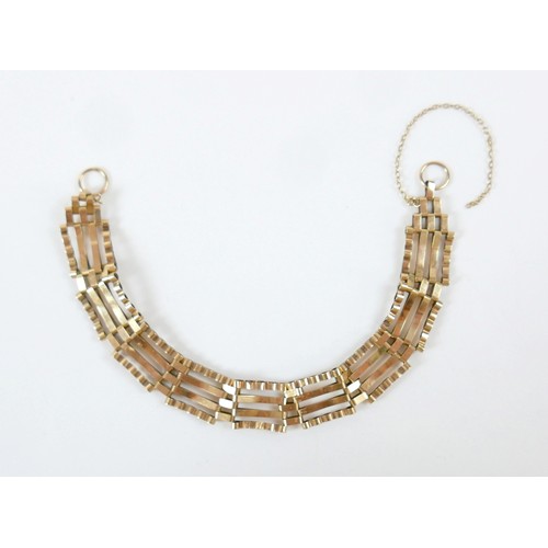 54 - A 9ct gold gate link bracelet, 19cm by 1.4cm, 7.5g.