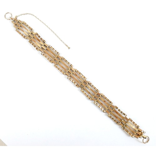54 - A 9ct gold gate link bracelet, 19cm by 1.4cm, 7.5g.