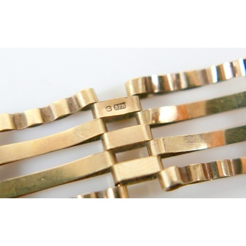 54 - A 9ct gold gate link bracelet, 19cm by 1.4cm, 7.5g.