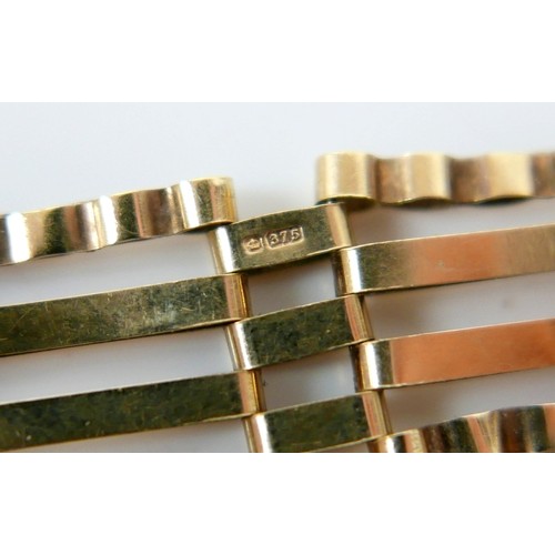 54 - A 9ct gold gate link bracelet, 19cm by 1.4cm, 7.5g.