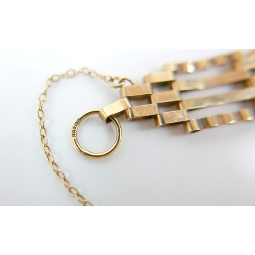 54 - A 9ct gold gate link bracelet, 19cm by 1.4cm, 7.5g.