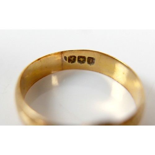 57 - A Victorian Scottish 18ct yellow gold ring, set with an rectangular cut green stone, 5 by 4 by 2.5mm... 
