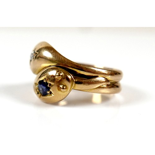 21 - An Edward VII 18ct yellow gold gentleman's ring, in the form of two conjoined ouroboros, snakes eati... 