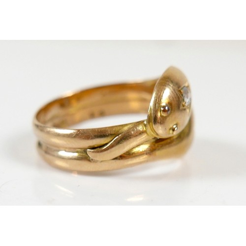 21 - An Edward VII 18ct yellow gold gentleman's ring, in the form of two conjoined ouroboros, snakes eati... 