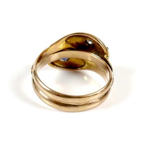 21 - An Edward VII 18ct yellow gold gentleman's ring, in the form of two conjoined ouroboros, snakes eati... 