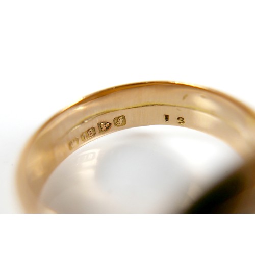 21 - An Edward VII 18ct yellow gold gentleman's ring, in the form of two conjoined ouroboros, snakes eati... 