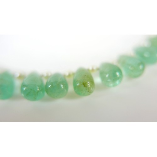 17 - An emerald and pearl necklet, made by Heidi Kjeldsen, Oakham, consisting of fifty five graduating po... 