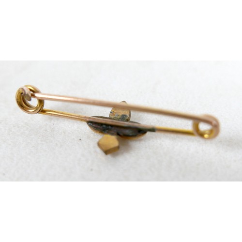 40 - A small group of jewellery, comprising a Victorian gilt metal brooch, set with a 4.5mm white stone, ... 