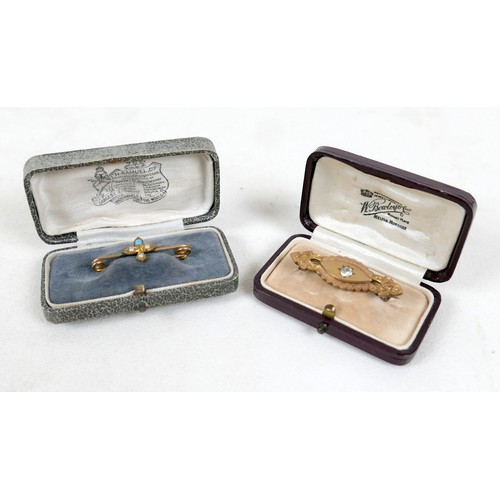 40 - A small group of jewellery, comprising a Victorian gilt metal brooch, set with a 4.5mm white stone, ... 