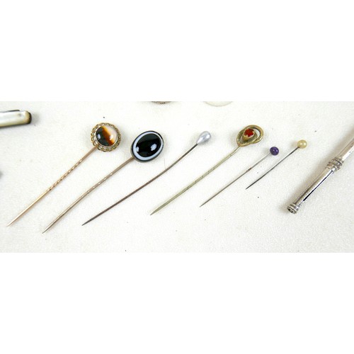 33 - A small group of costume jewellery, silver and collectables, including brooches and necklaces, a sil... 