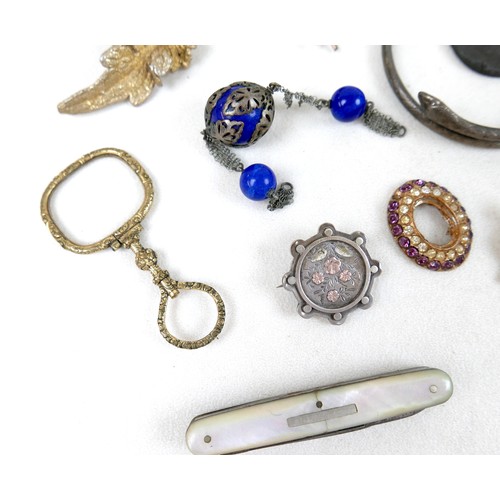 33 - A small group of costume jewellery, silver and collectables, including brooches and necklaces, a sil... 