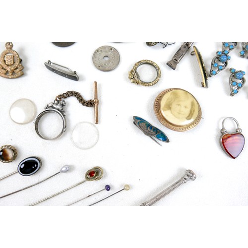 33 - A small group of costume jewellery, silver and collectables, including brooches and necklaces, a sil... 