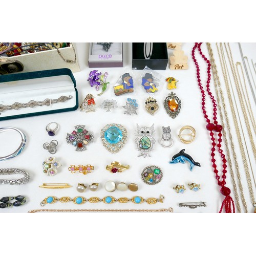 42 - A collection of costume jewellery.(1 bag)