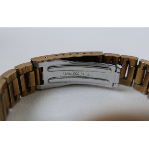 60 - A collection of jewellery and watches to include a broken 15ct ring 1.8g, a pair of 9ct gold earring... 