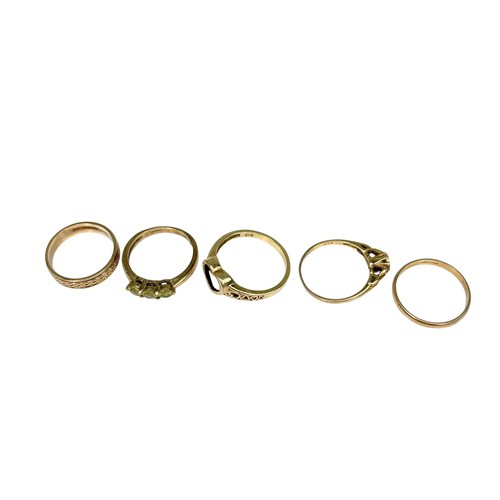23 - A group of five 9ct gold rings, comprising a three stone peridot ring, each stone 3.5mm, size K, a b... 