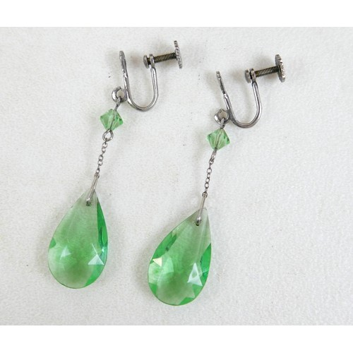 27 - A collection of jewellery including a silver frog, malachite necklace 44cm long, 19th century buckle... 