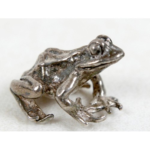 27 - A collection of jewellery including a silver frog, malachite necklace 44cm long, 19th century buckle... 