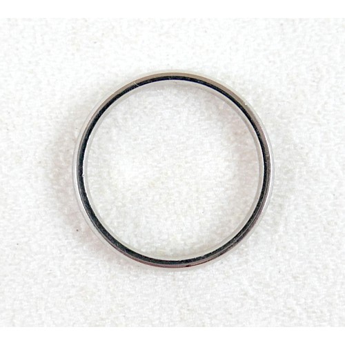 32 - A 9ct white gold band ring size O, 3mm band, weight 2.6g.