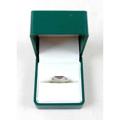 32 - A 9ct white gold band ring size O, 3mm band, weight 2.6g.