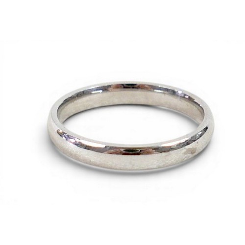 32 - A 9ct white gold band ring size O, 3mm band, weight 2.6g.