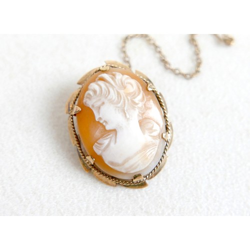 39 - A 9ct yellow gold cameo brooch 22 by 30mm, 5.2g.