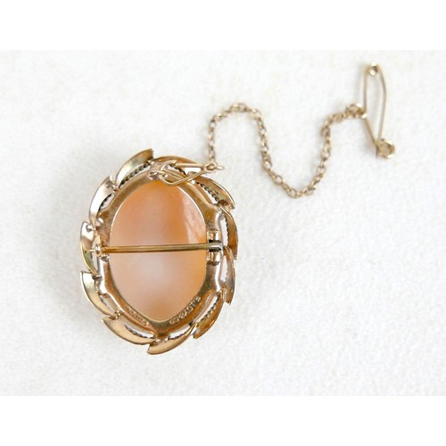 39 - A 9ct yellow gold cameo brooch 22 by 30mm, 5.2g.