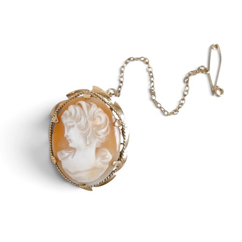 39 - A 9ct yellow gold cameo brooch 22 by 30mm, 5.2g.