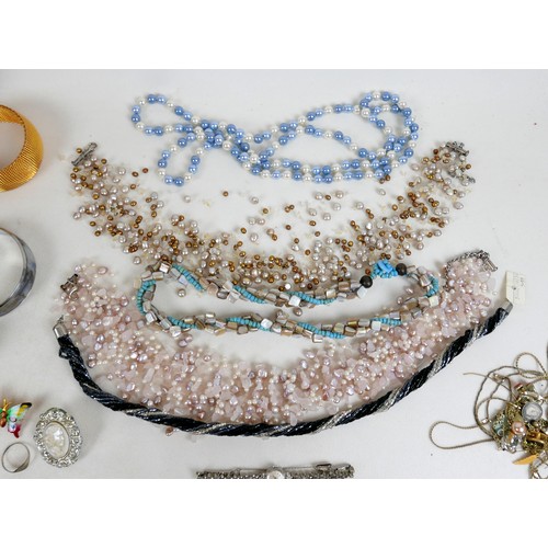 40 - A quantity of assorted jewellery and costume jewellery, to include silver masonic cufflinks, ladies ... 