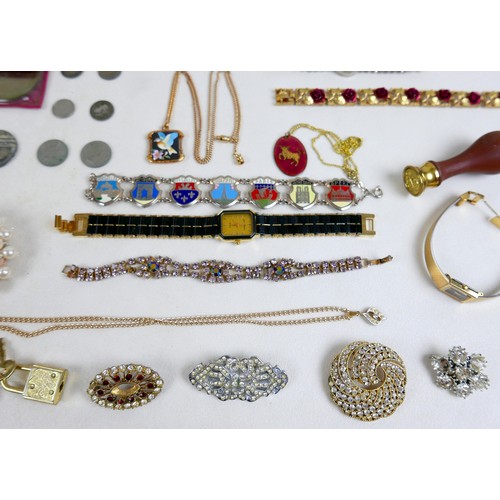 40 - A quantity of assorted jewellery and costume jewellery, to include silver masonic cufflinks, ladies ... 