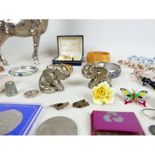 40 - A quantity of assorted jewellery and costume jewellery, to include silver masonic cufflinks, ladies ... 