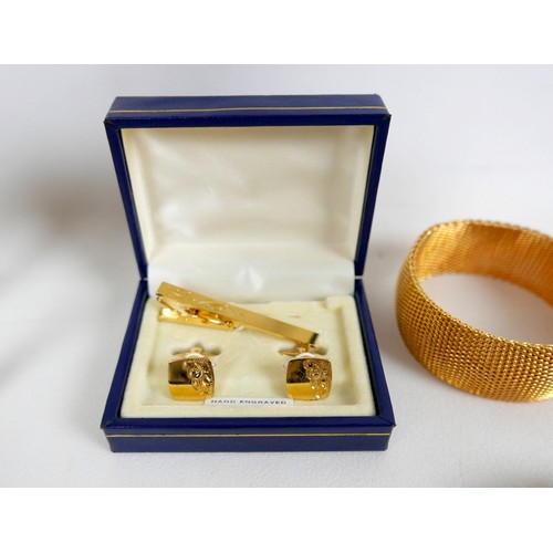 40 - A quantity of assorted jewellery and costume jewellery, to include silver masonic cufflinks, ladies ... 