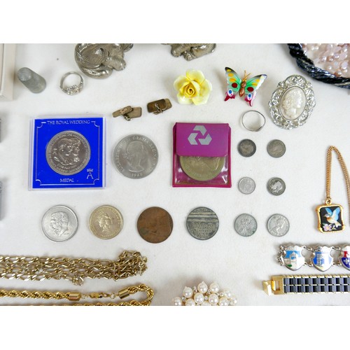 40 - A quantity of assorted jewellery and costume jewellery, to include silver masonic cufflinks, ladies ... 