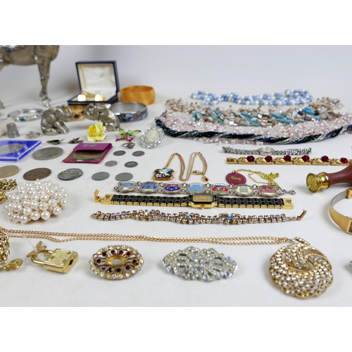 40 - A quantity of assorted jewellery and costume jewellery, to include silver masonic cufflinks, ladies ... 