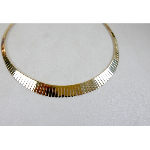 10 - An Italian 14k gold Oritals graduated flat fringe necklace, 42cm, 27.1g.