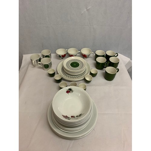 104 - Selection of vintage tea wear.