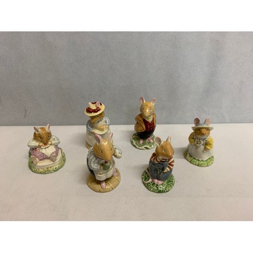 285 - Royal Doulton Brambly Hedge figures to include Mr and Mrs Apple etc. 1982/83.