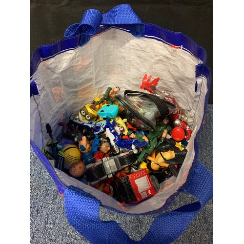 569 - Bag of toy figures.