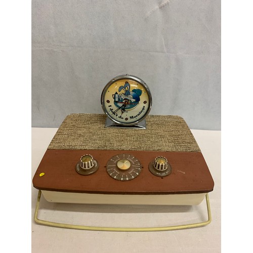 105 - Vintage radio and Bugs Bunny alarm clock.