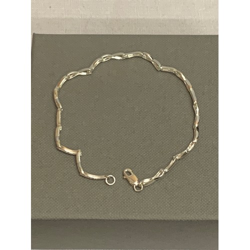 328 - Silver bracelet.