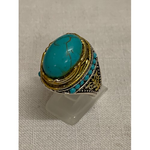 334 - Ladies large green stone costume ring.